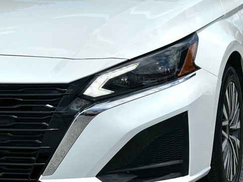 Used 2025 Nissan Altima 2.5 SV FWD image 16