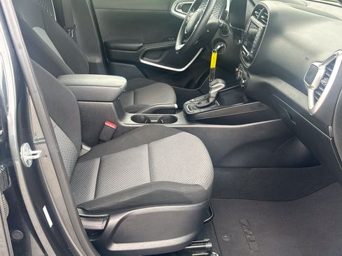 Used 2023 Kia Soul LX w/ LX Technology Package FWD image 13