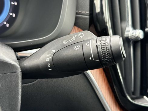 Used 2023 Volvo XC60 B5 Ultimate w/ Climate Package image 11