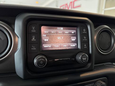 Used 2021 Jeep Gladiator Sport image 16