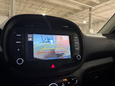 Used 2025 Kia Soul LX w/ LX Technology Package FWD image 22