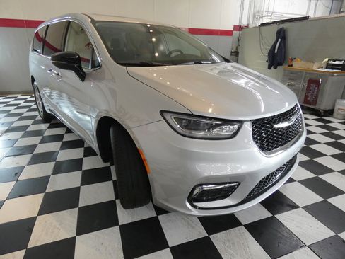 Used 2024 Chrysler Pacifica Limited w/ Trailer Tow Group AWD/4WD image 3