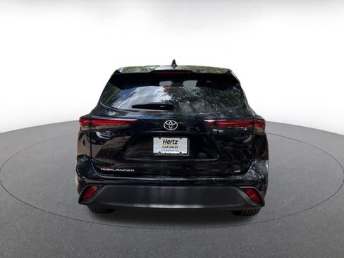 Used 2025 Toyota Highlander LE FWD image 6