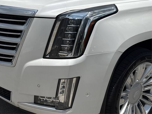 Used 2020 Cadillac Escalade Platinum RWD image 16