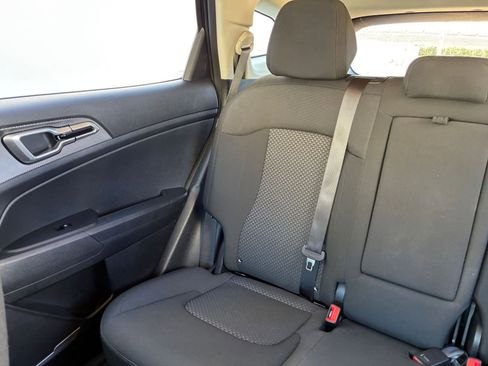 Used 2025 Kia Sportage LX image 38
