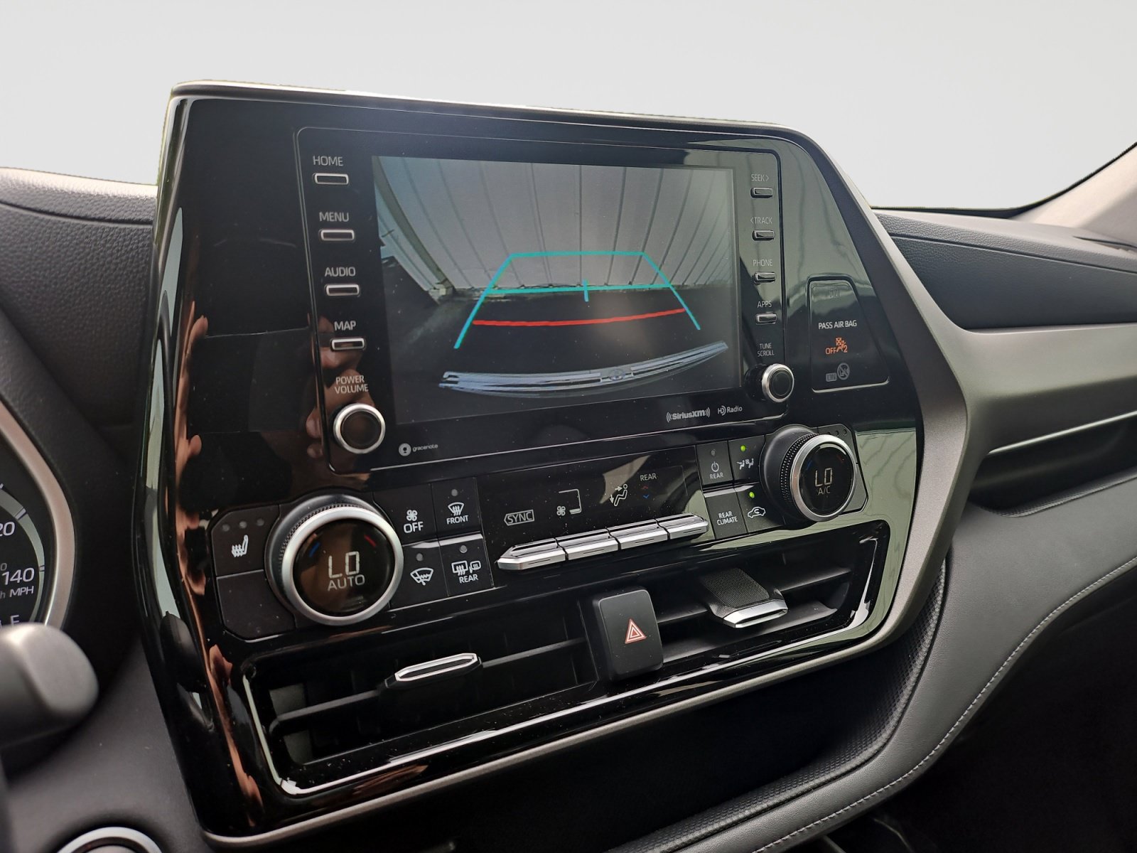 Used 2020 Toyota Highlander XLE FWD image 28
