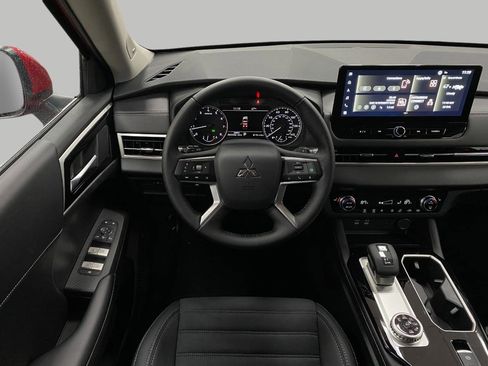 New 2025 Mitsubishi Outlander SE image 13