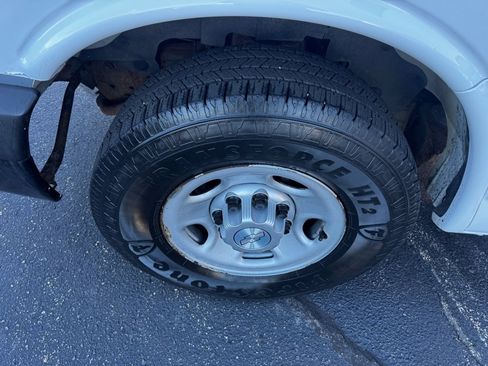 Used 2017 Chevrolet Express 3500 image 2