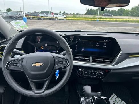 Used 2025 Chevrolet Trax LT FWD image 9