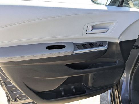 Used 2025 Toyota Sienna LE image 11