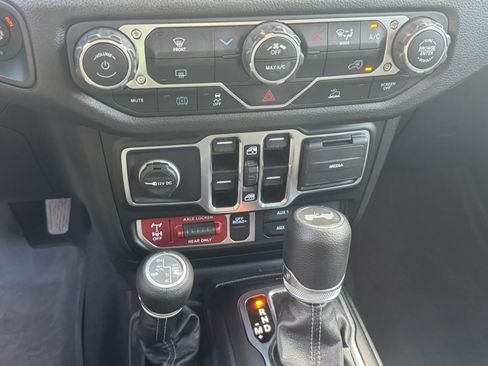 Used 2025 Jeep Wrangler Willys AWD/4WD image 28