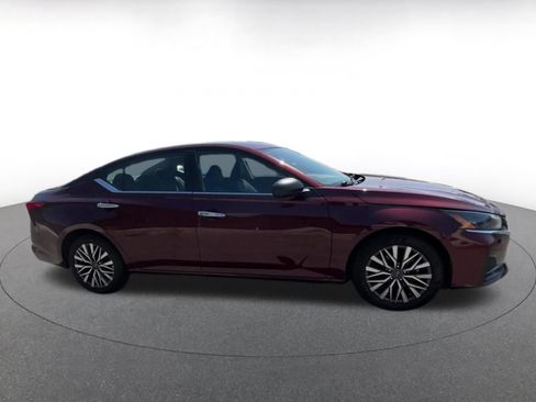 Used 2025 Nissan Altima 2.5 SV FWD image 12