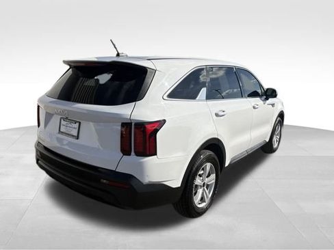 Used 2023 Kia Sorento LX image 2
