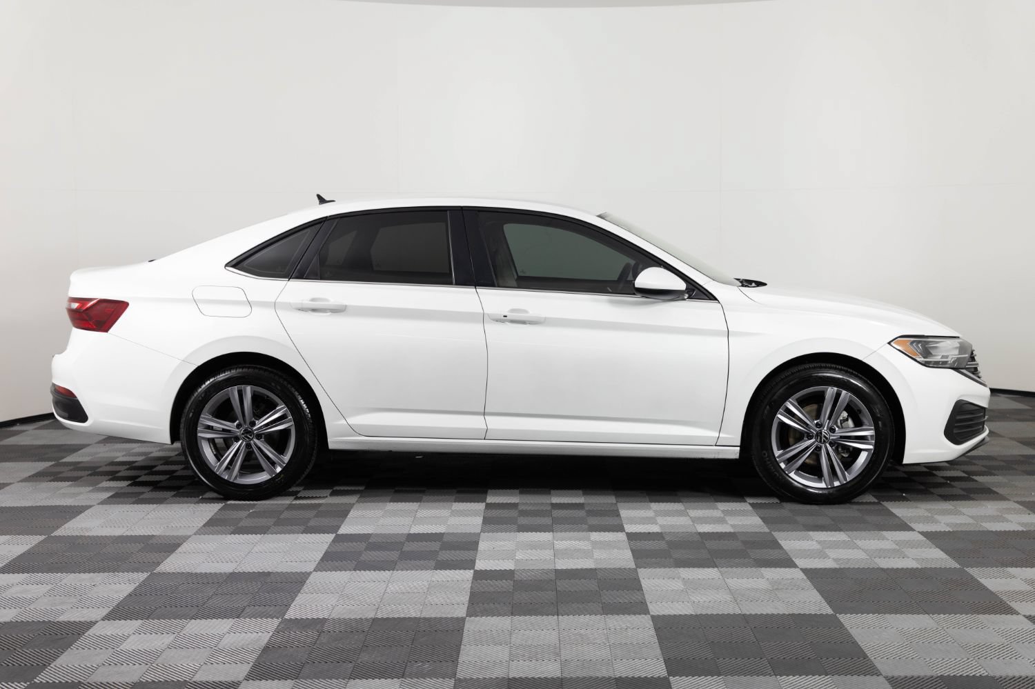 Used 2024 Volkswagen Jetta SE FWD image 8