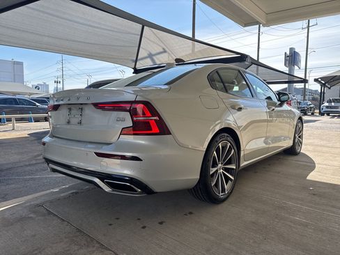 Used 2022 Volvo S60 B5 Momentum w/ Advanced Package image 5