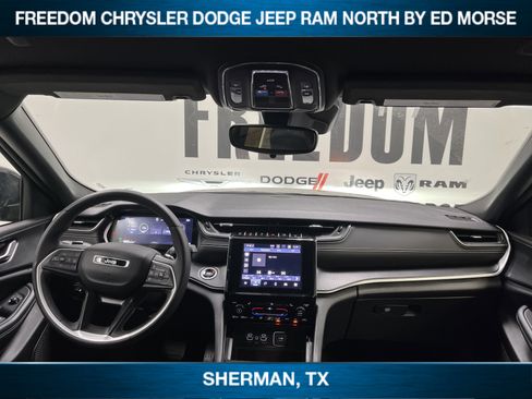 Used 2024 Jeep Grand Cherokee L Laredo image 12