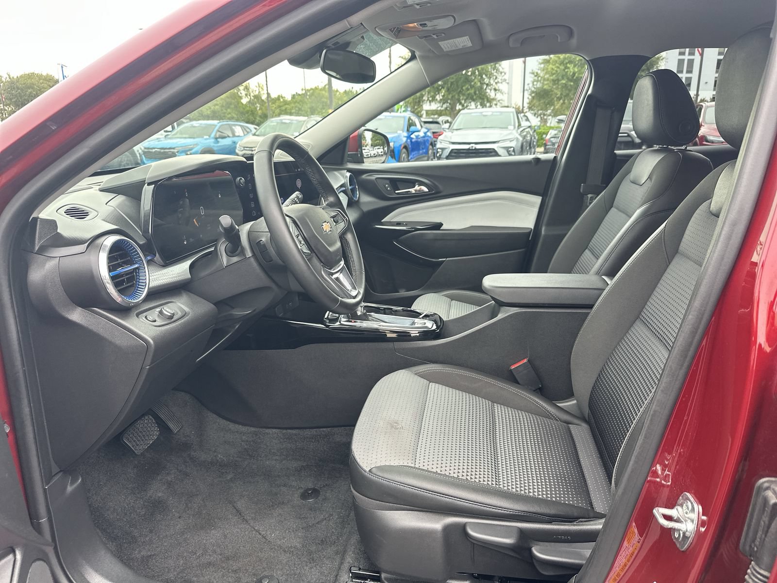 Used 2025 Chevrolet Trax LT w/ LT Convenience Package FWD image 16