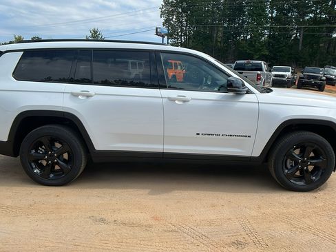 New 2025 Jeep Grand Cherokee L Altitude image 7