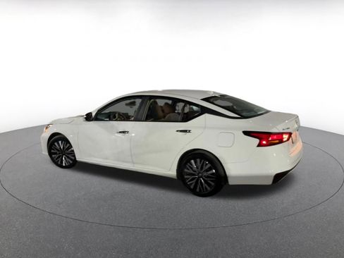 Used 2025 Nissan Altima 2.5 SV image 10