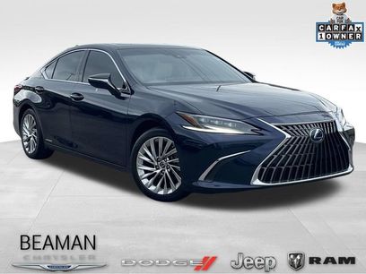 Used 2022 Lexus ES 300h Ultra Luxury w/ Accessory Package 2
