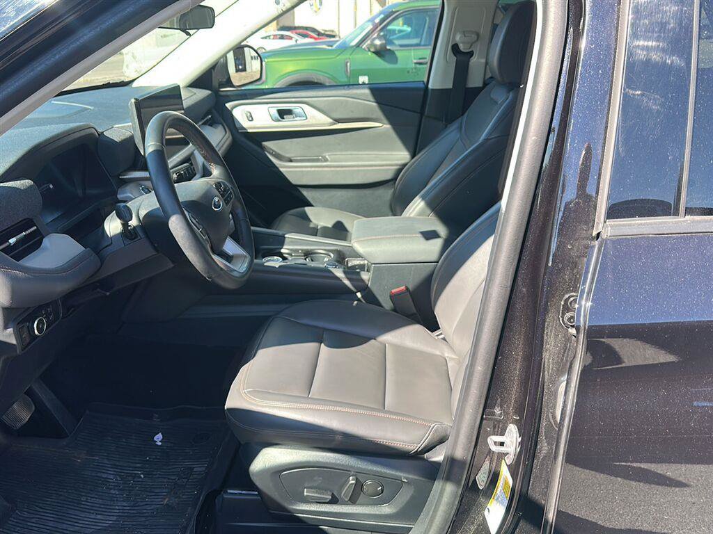Used 2025 Ford Explorer Active w/ Active Comfort Package AWD/4WD image 5