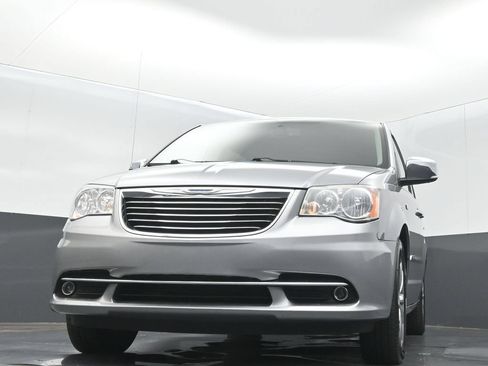 Used 2014 Chrysler Town & Country Touring-L FWD image 11