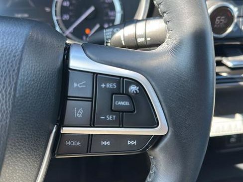 Used 2022 Toyota Highlander XLE AWD/4WD image 24