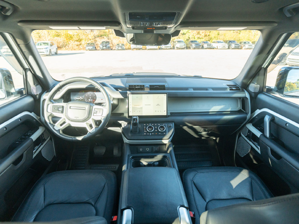 Used 2023 Land Rover Defender 130 X-Dynamic SE AWD/4WD image 18