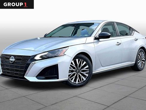 Used 2024 Nissan Altima 2.5 SV image 1