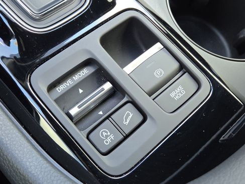 Used 2025 Honda Pilot TrailSport image 32