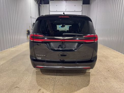 Used 2024 Chrysler Pacifica Touring-L FWD image 4