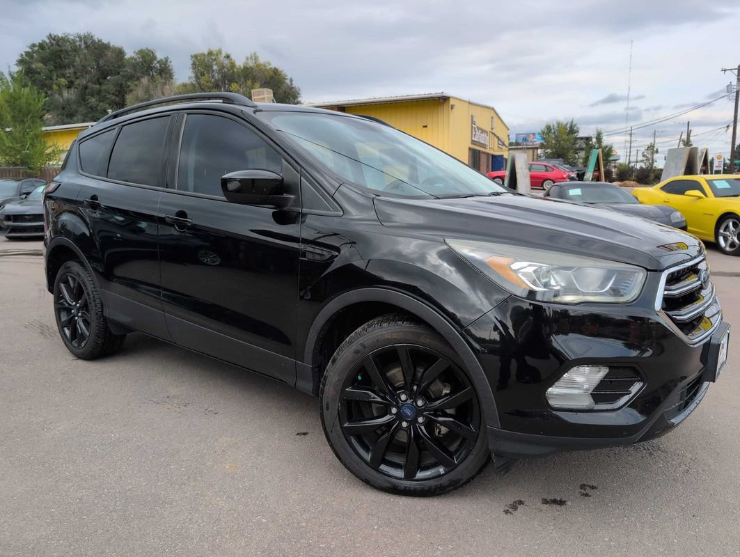 Used 2017 Ford Escape SE w/ SE Sport Appearance Package FWD image 1