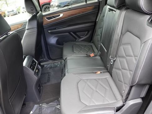 Used 2024 Volkswagen Atlas SE AWD/4WD image 17