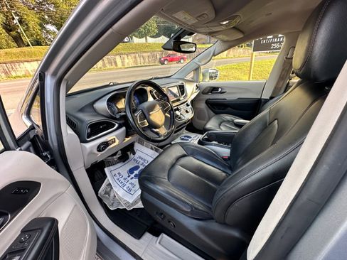 Used 2020 Chrysler Pacifica Touring-L image 8