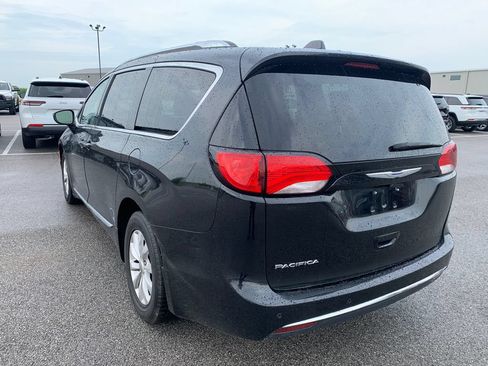 Used 2018 Chrysler Pacifica Touring-L FWD image 24