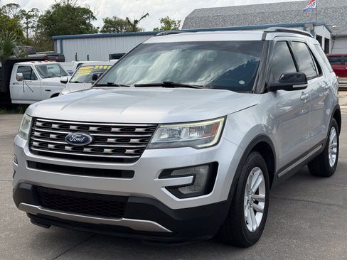 Used 2017 Ford Explorer XLT FWD image 4