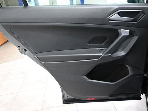 Used 2018 Volkswagen Tiguan SE w/ Panoramic Sunroof Package AWD/4WD image 9