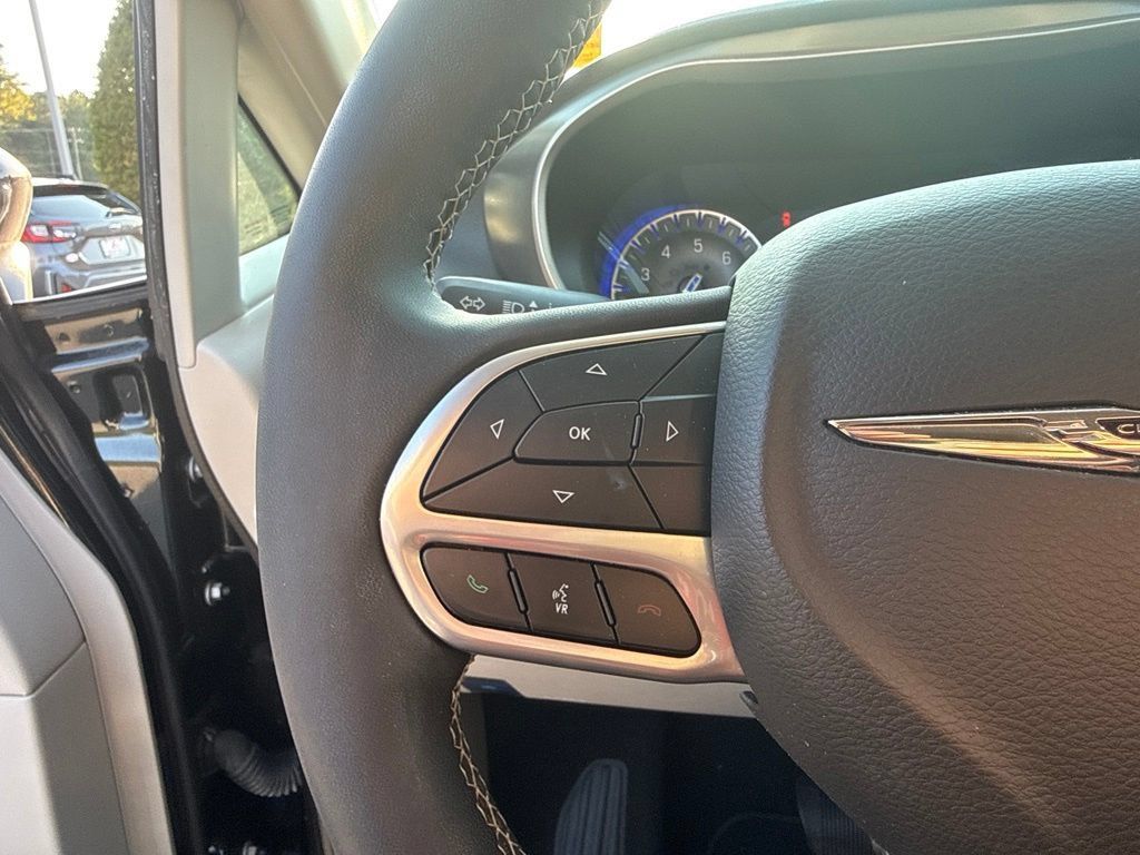 Used 2023 Chrysler Pacifica Touring-L AWD/4WD image 9