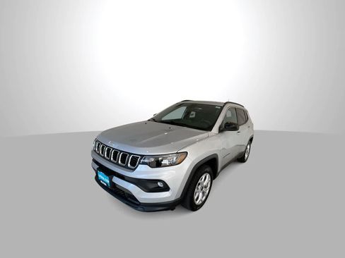 Used 2025 Jeep Compass Latitude AWD/4WD image 4