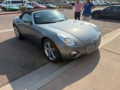 Used 2006 Pontiac Solstice Convertible w/ Premium Package RWD image 3