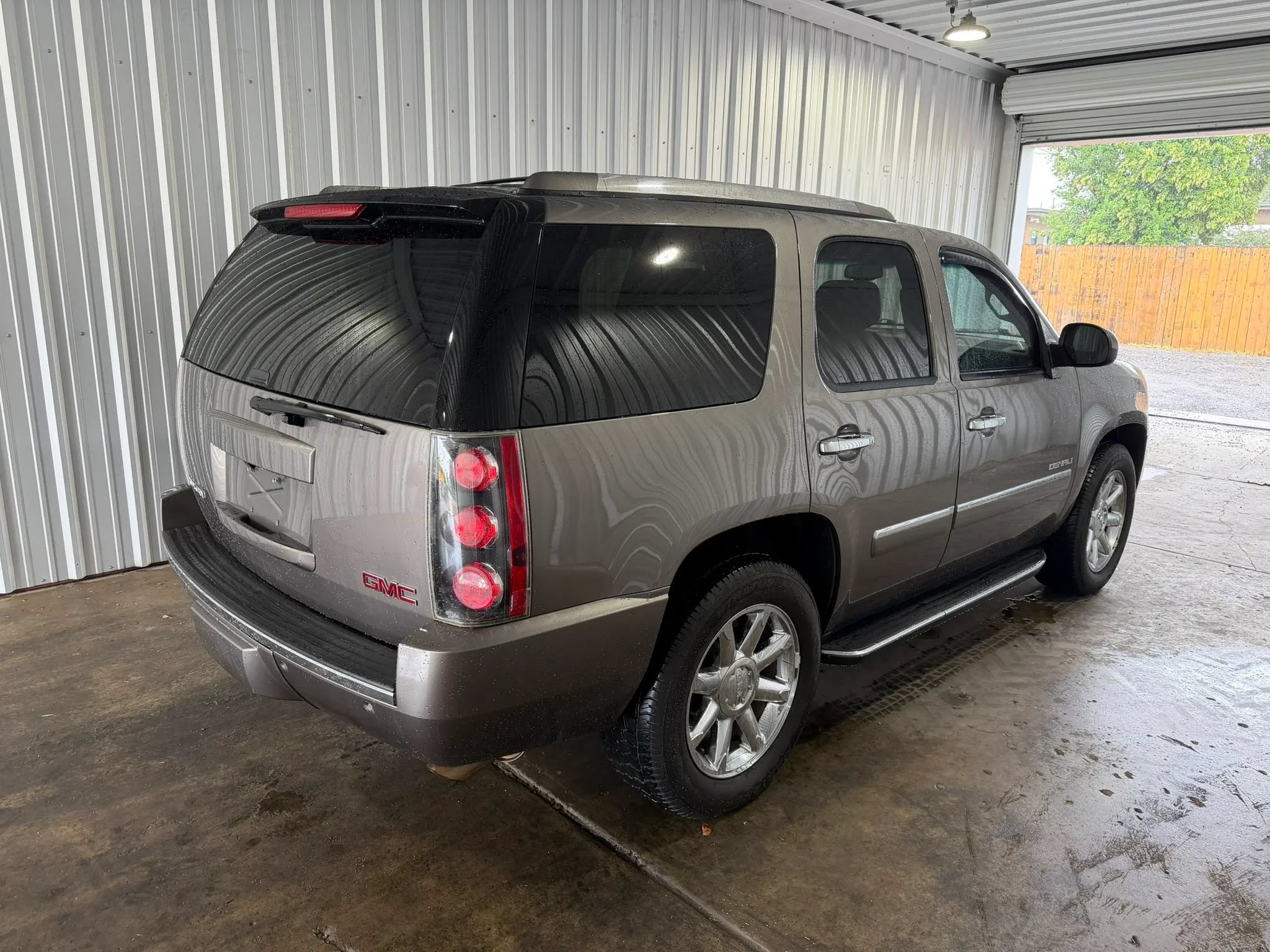 Used 2014 GMC Yukon Denali AWD/4WD image 5