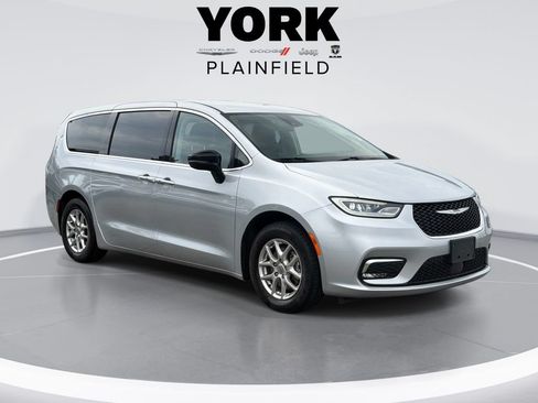 Used 2024 Chrysler Pacifica Touring-L FWD image 3