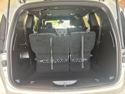 Used 2023 Chrysler Pacifica Touring FWD image 10