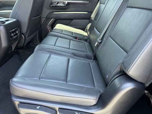 Used 2025 Chevrolet Suburban Z71 AWD/4WD image 12