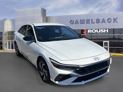 Used 2025 Hyundai Elantra Sport FWD image 3