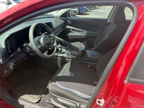 Used 2023 Hyundai Elantra SE FWD image 7