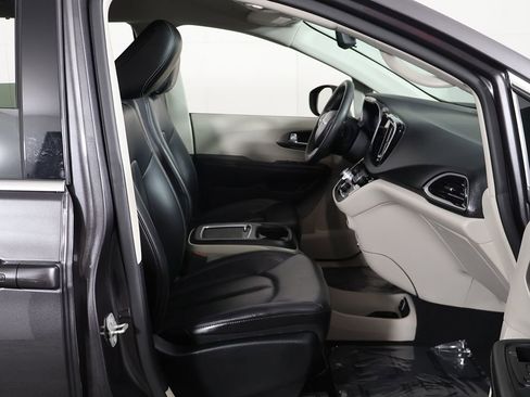 Used 2023 Chrysler Pacifica Touring-L FWD image 24