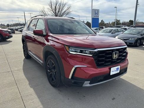 Certified 2025 Honda Pilot Touring image 3