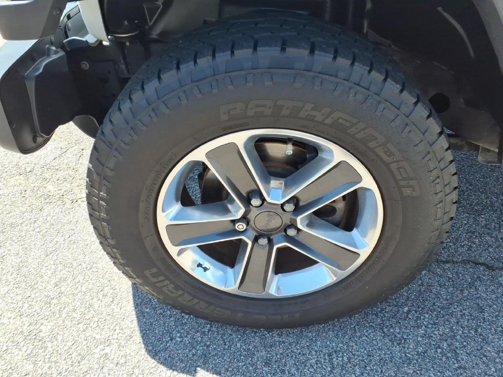 Used 2019 Jeep Wrangler Unlimited Sahara w/ Cold Weather Group AWD/4WD image 13