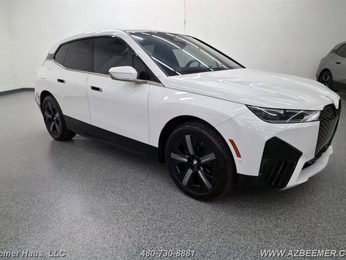 Used 2023 BMW iX xDrive50 w/ Sport Package AWD/4WD image 9